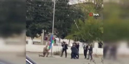 阿塞拜疆总统驾车视察纳卡地区 跪地亲吻国旗 图