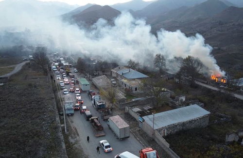 阿塞拜疆总统驾车视察纳卡地区 跪地亲吻国旗 图