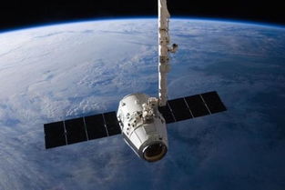 宇航员为空间站安装商业载人飞船对接端口
