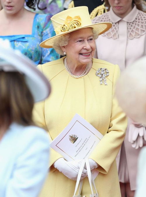 法媒突发英国女王讣告,回顾女王时尚造型,我们如何借鉴穿出高级感