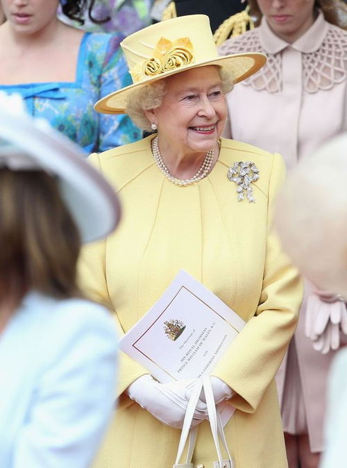 法媒突发英国女王讣告,回顾女王时尚造型,我们如何借鉴穿出高级感