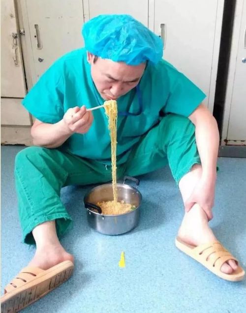 河南医护人员救护车里吃香蕉遭网暴,医生吃香蕉有错吗