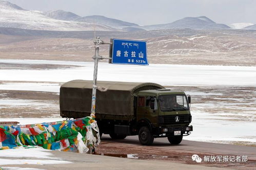 海拔超5000米 高原汽车兵冒暴雪运输进藏物资