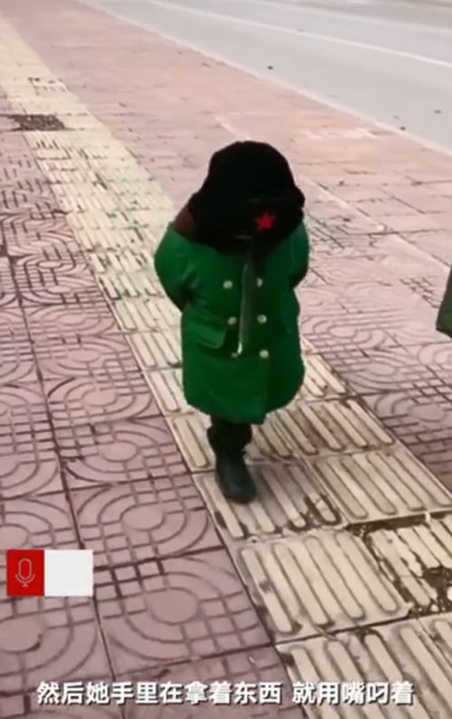 2岁萌娃穿军大衣模仿姥爷走路 十分有戏