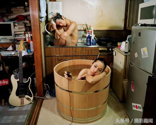 日本奇葩女艺术家自带浴盆去不同人家里脱衣泡澡图