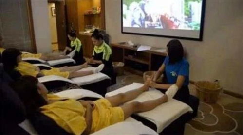 小伙当街求爱洗浴中心女技师,被拒后自扇耳光 我不会嫌弃你的