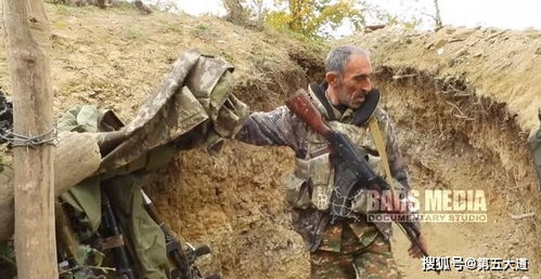 毫无人性 阿塞拜疆士兵连亚美尼亚人的尸体也不放过,挖坟墓亵渎