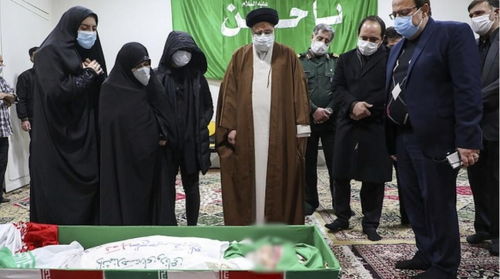 伊朗核科学家葬礼现场 亲属哽咽围绕祈祷并为此发声 
