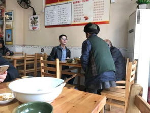 七旬流浪老人进饭店要汤喝 男子邀陌生老人同桌吃饭