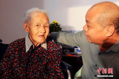 82岁老人和他的百岁老母亲 