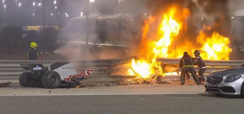 惊险瞬间 F1赛车爆炸起火车手死里逃生,现场恐怖画面曝光 