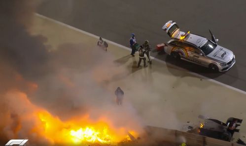 惊险瞬间 F1赛车爆炸起火车手死里逃生,现场恐怖画面曝光 