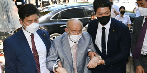 韩国前总统全斗焕去世 曾获死刑还被抄家 90岁被人搀扶出庭