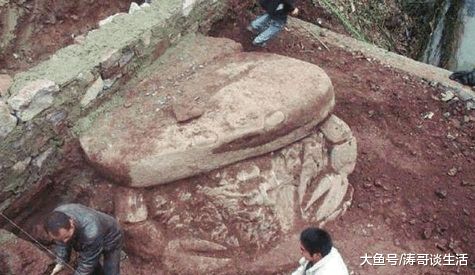 男子挖地基盖房, 挖出一个两顿重大石头, 仔细一看即喜又悲