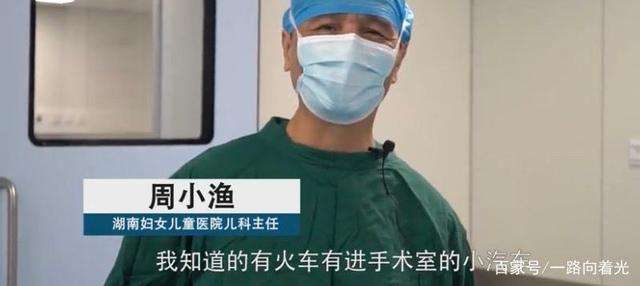 医院让孩子坐小火车排队看病,就医时的恐惧还需家长帮助克服
