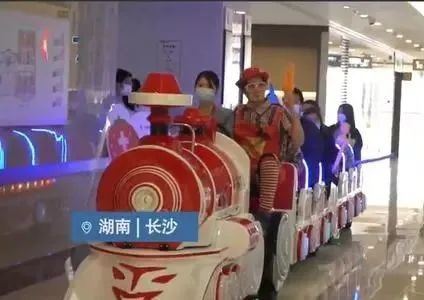 医院让孩子坐小火车排队看病,就医时的恐惧还需家长帮助克服