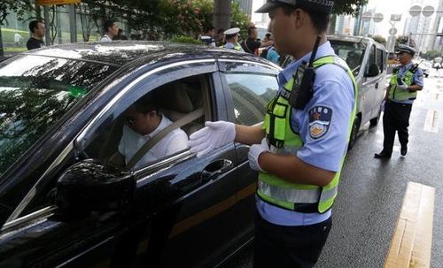 交警查车的时候总会先摸车尾,怎么回事 老司机 不明白会吃亏