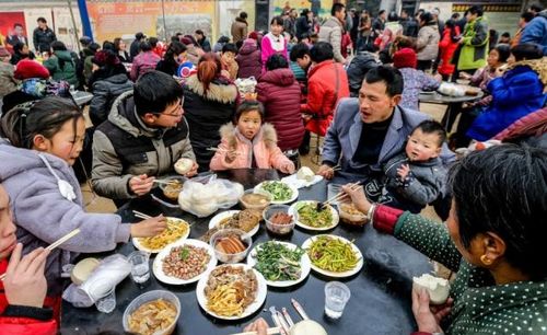 农村 流水席 一拨吃完,换另一拨再吃,网友 分明是 口水席