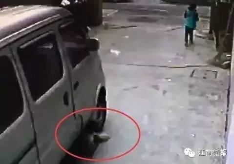 看男童被车碾过,她竟全程淡定,一声未吭 做人不能这么冷漠 