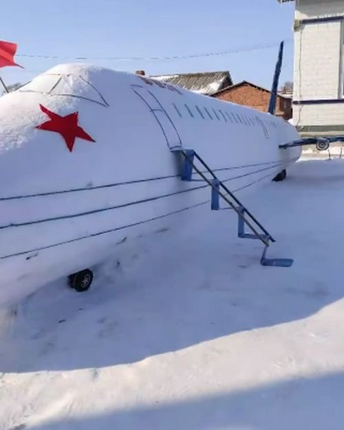 厉害了 东北73岁老兵用雪堆出一架大飞机,网友 就差条跑道了 