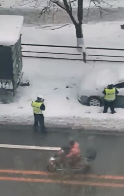 沈阳交警大雪天给违停车辆贴条 回应 雪天危险,提示性警告贴,不罚钱