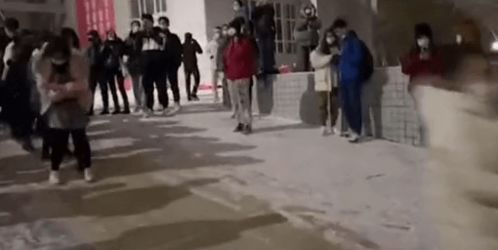 新疆一高校大学生排长队滑雪 网友 南方人得不到的快乐