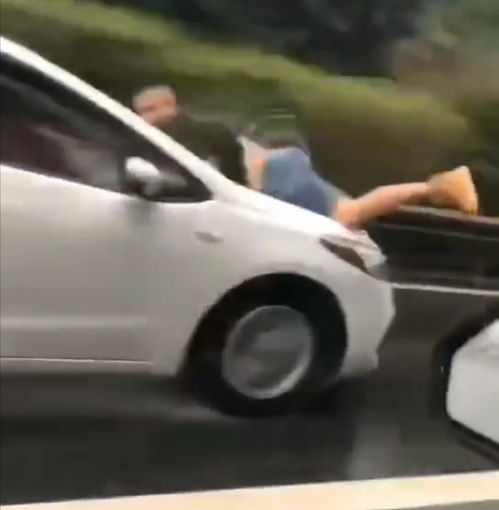 重庆私家车顶着男子在高速路上狂奔,同车女子一路指挥,太过疯狂
