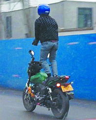 男子干道骑摩托耍 杂技 好危险 