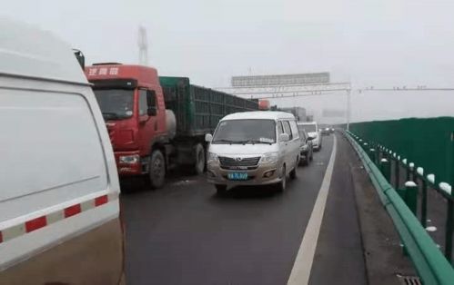 突发 陕西包茂高速40余辆车相撞,10余车起火 多人被困 咸阳部分路段管制