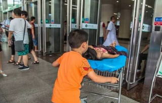 7岁小男孩推着11岁姐姐出现在医院里,旁边无人,真相不淡定了