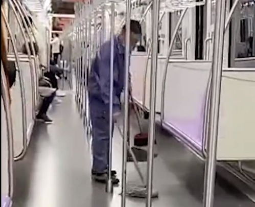 上海地铁回应保洁用拖把擦座椅 对保洁公司追究相应责任