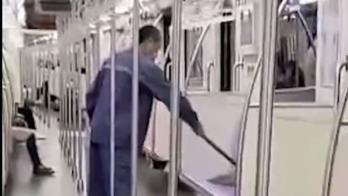 上海地铁回应保洁用拖把擦座椅,网友 太脏了,恶心到了 