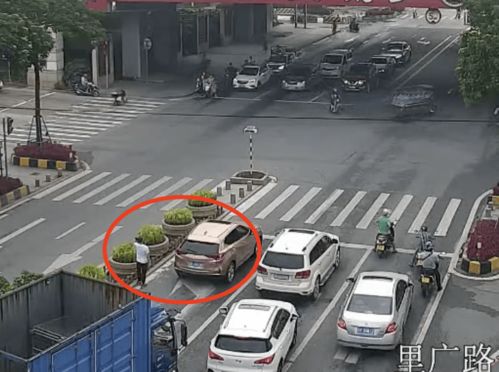 佛山司机神操作 新车停在路上推都推不动,交警一看乐了