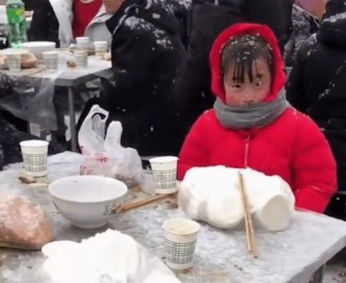 甘肃 婚礼现场下大雪,60余桌宾客冒雪吃酒席,网友 人缘真好