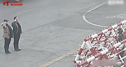 向老兵致敬 退伍老兵路过老部队下车敬礼