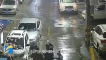 天上突然飘下 钞票雨 男子手举输液瓶,冒雨守护