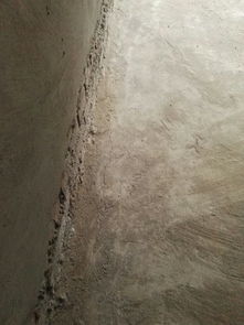 去年买的房子,今年回来装修发现地板有裂缝 而且稍微用力跳整个房子,地板,窗户都在抖,感觉就好像要散 