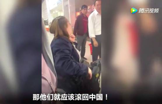 嚣张 白人女超市怒吼华人店员 不会说英语,就滚回中国 