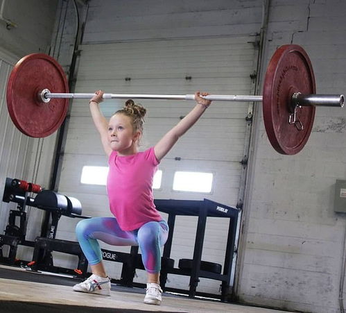 7岁女孩举起80公斤杠铃 曾获全国最年轻举重冠军