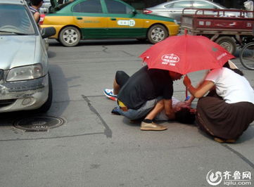 男子遭遇车祸 热心市民撑伞等待救护车 