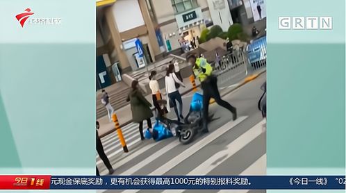 实拍 深圳一外卖员逆行遭交警推拽,连人带车摔倒,引发网友争议