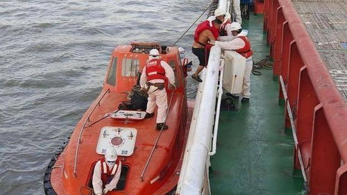 长江口一渔船触礁搁浅致船底破损沉没,18名船员遇险