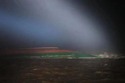长江口两船碰撞一船进水沉没 16人遇险,有5人仍在搜寻中