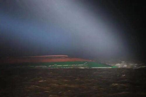 长江口两船碰撞一船进水沉没 16人遇险,有5人仍在搜寻中