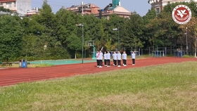 学生回应保镖式护送老师下楼 明年可能就不是她教了 让她体验一把明星的感觉