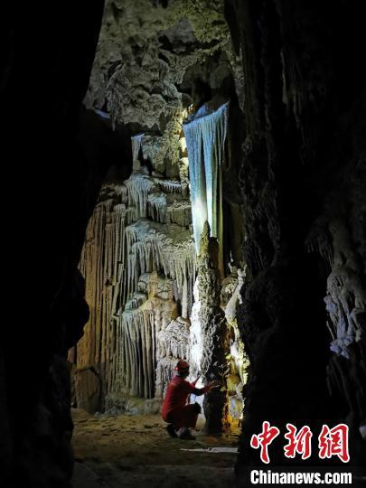 四川泸州古蔺无名溶洞新发现完整化石 神秘岩画