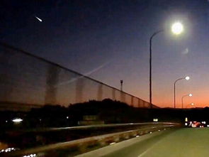火流星造访日本 夜空中划出强光 