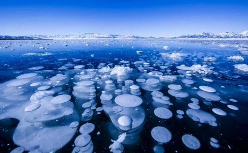 新疆赛里木湖惊现蓝冰拼图 大自然鬼斧神工美到窒息 