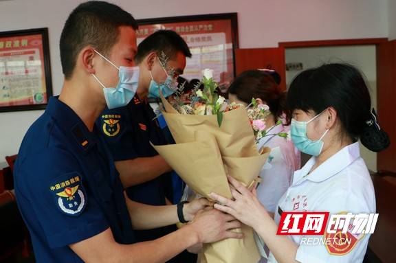 这个护士节很特别 白衣天使和 蓝朋友 联合演练救援