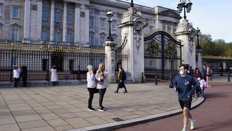 英卫生大臣警告新毒株已失控 欧盟多国紧急限制英国人员往来 民众扎堆逃离